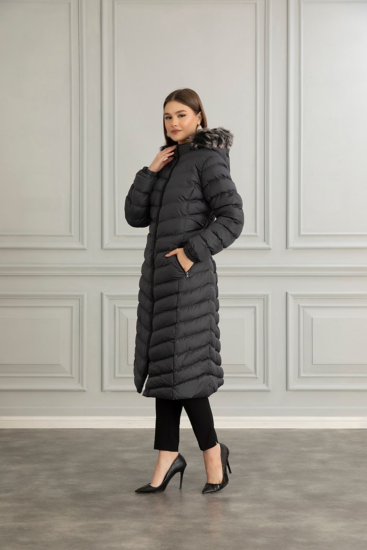 Kadın Füme Uzun Şişme Mont Kapşonlu Kürklü