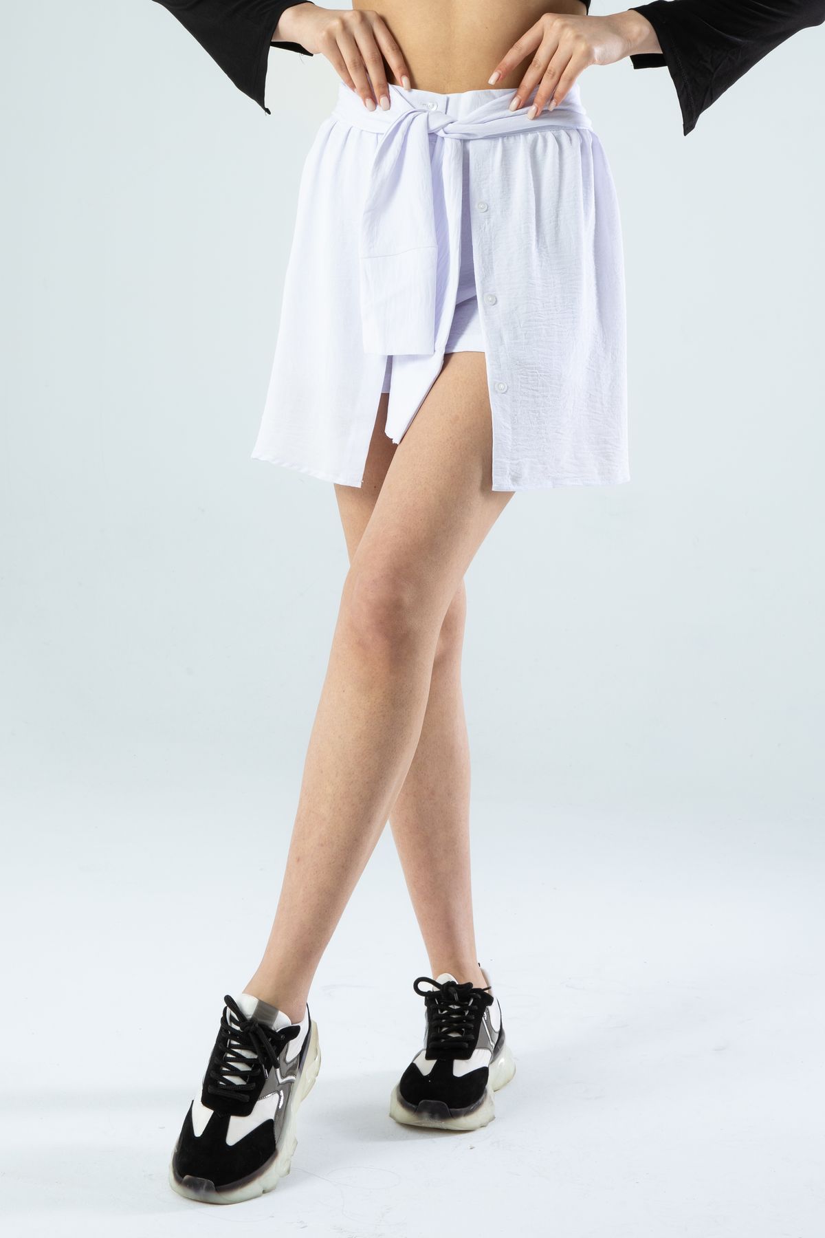 Beyaz Gömlek Bağlam Detaylı Fermuarlı Şort Etek