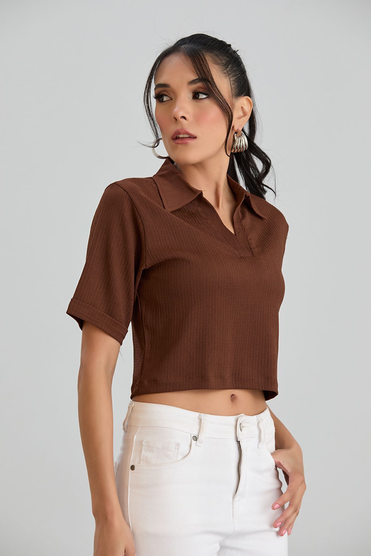 Kadın Beyaz Polo Yaka Bürümcük Kumaş Kısa Kollu Tişört - kahve