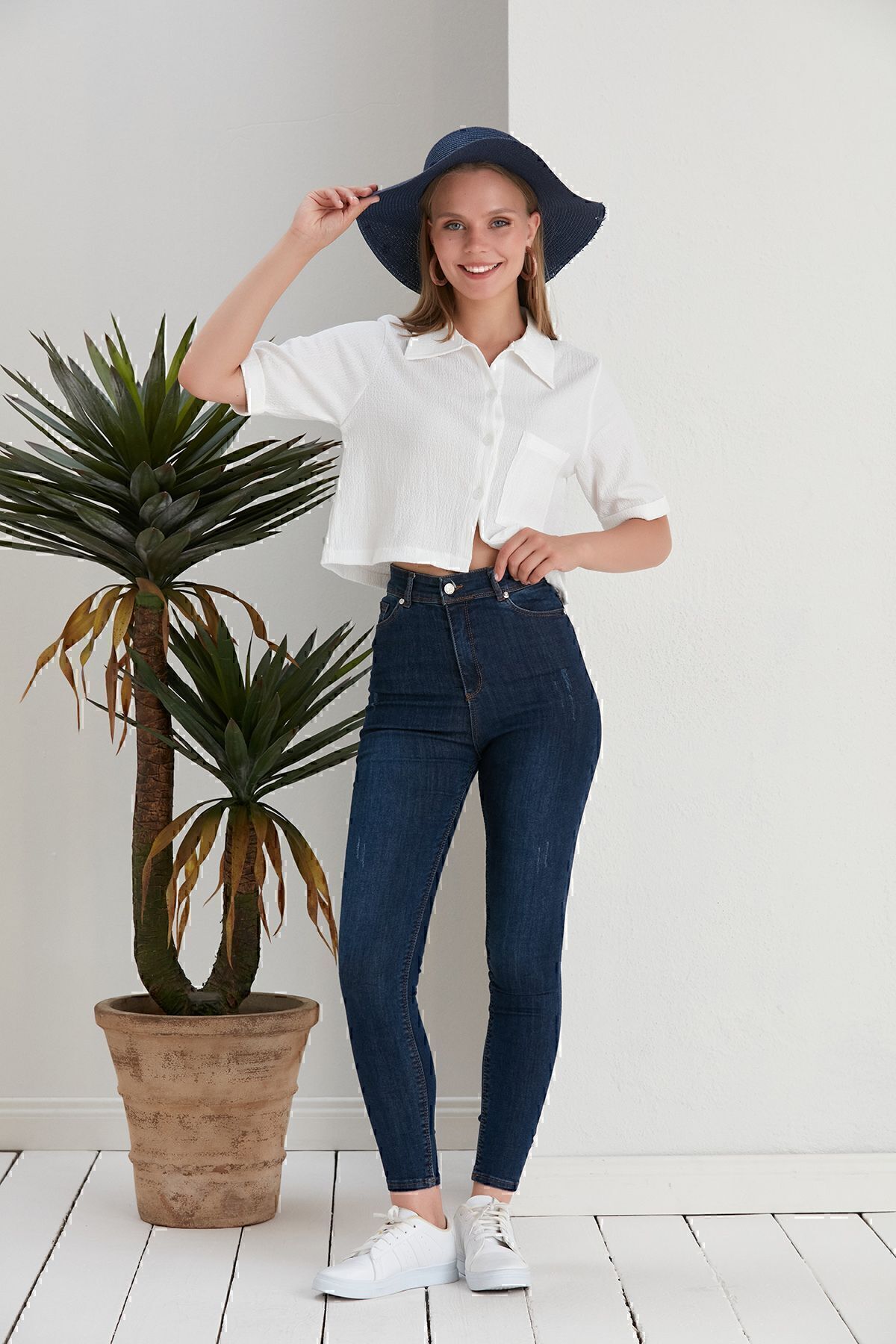 Kadın Beyaz Crop Bürümcük Kumaş Düğmeli Cepli Gömlek