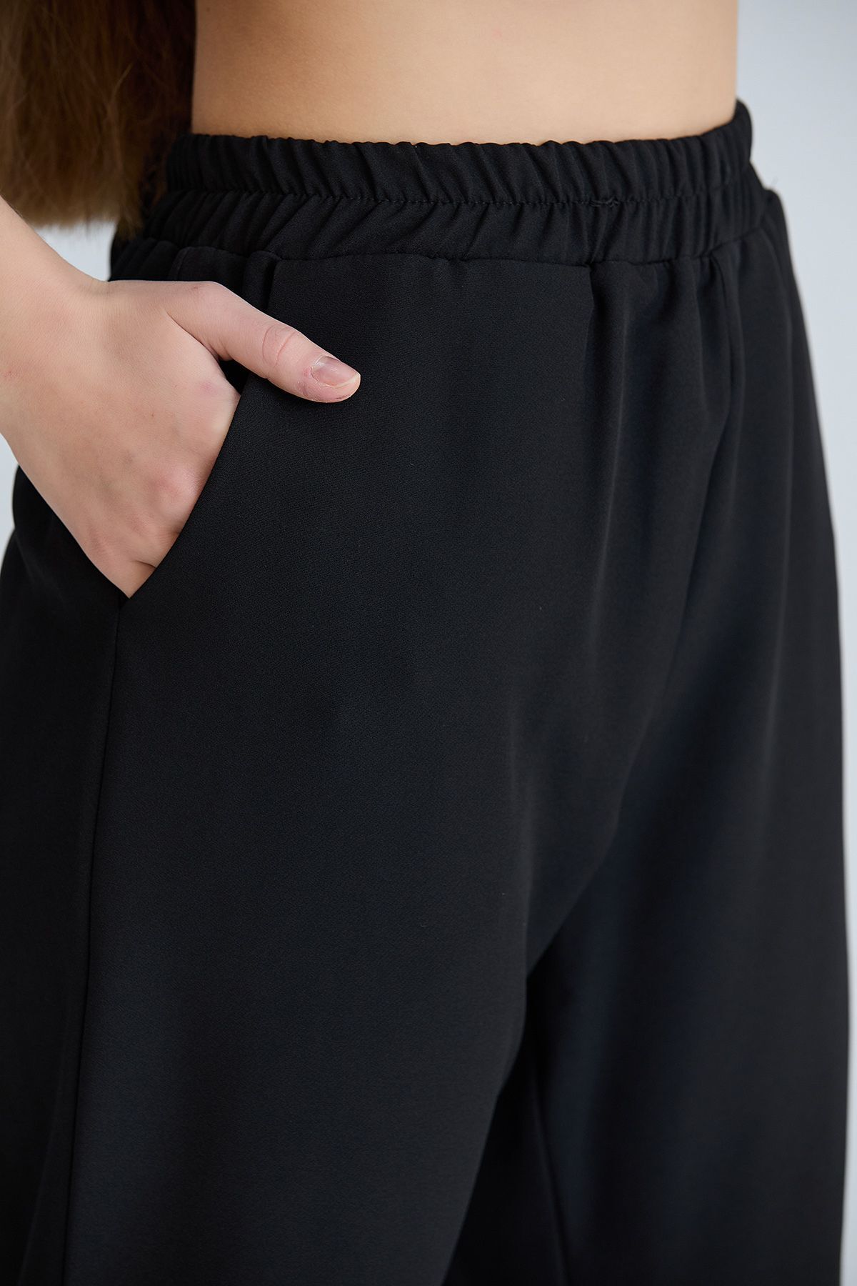 Kadın Beyaz Cepli Beli Lastikli Kumaş Pantolon