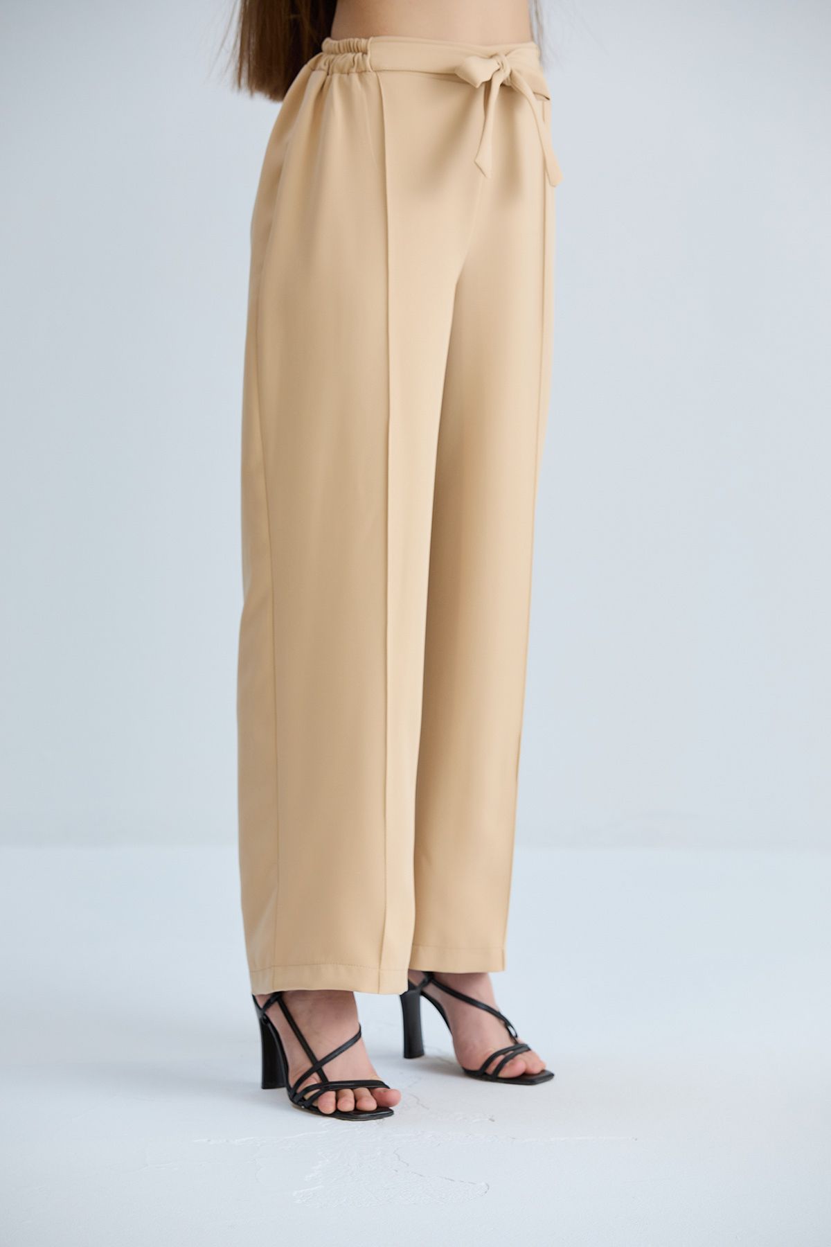 Kadın Beyaz Önü Bağcıklı Beli Lastikli Kumaş Pantolon - krem