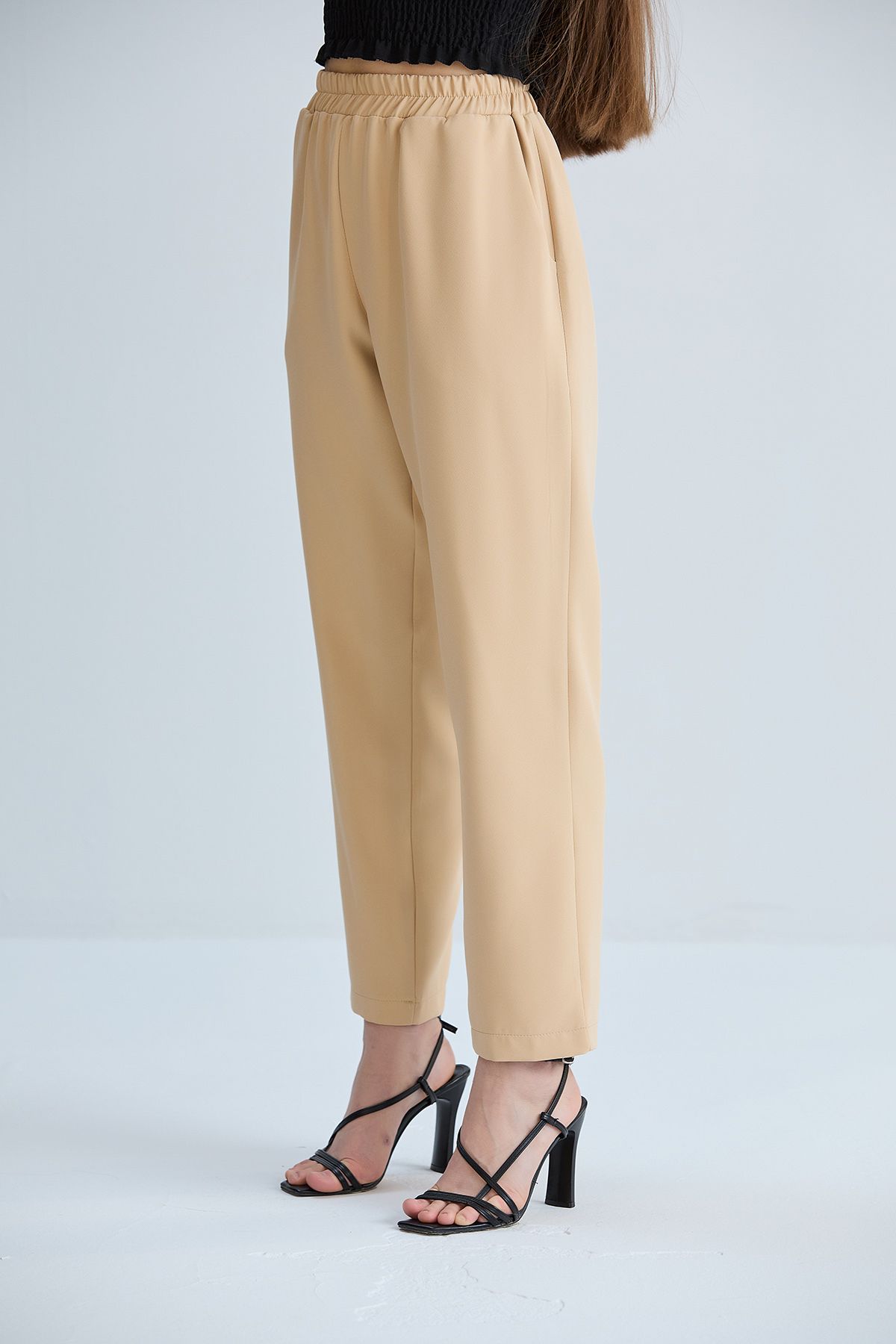 Kadın Krem Cepli Beli Lastikli Kumaş Pantolon - krem