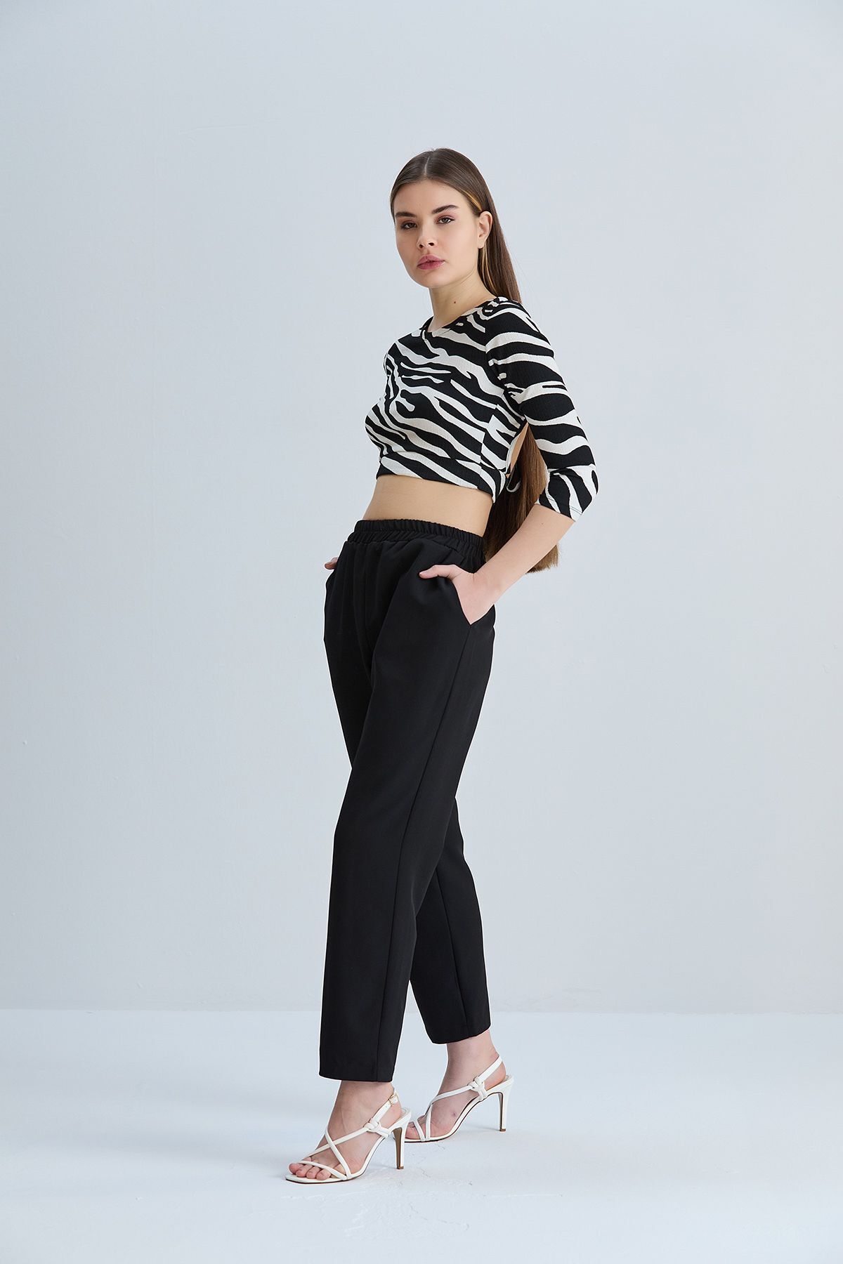 Kadın Beyaz Cepli Beli Lastikli Kumaş Pantolon