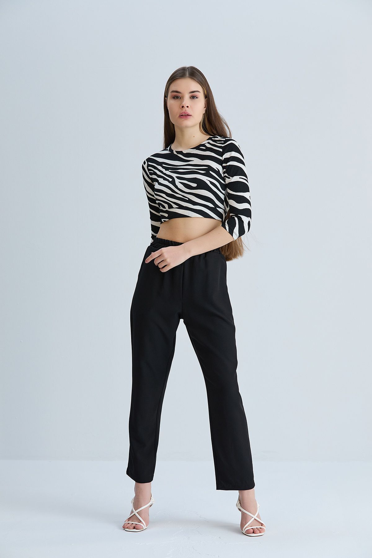 Kadın Beyaz Cepli Beli Lastikli Kumaş Pantolon