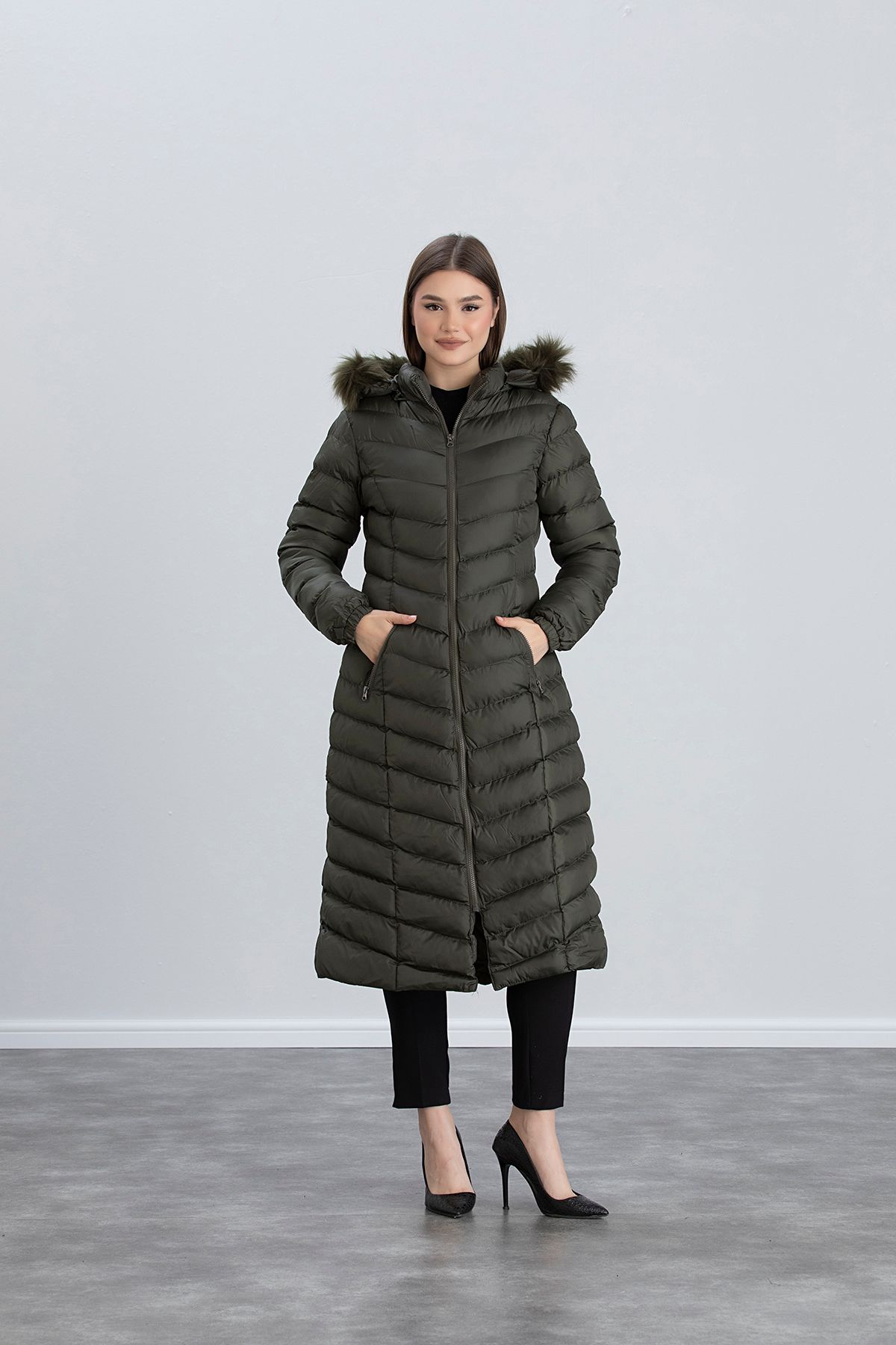 Kadın Füme Uzun Şişme Mont Kapşonlu Kürklü - haki