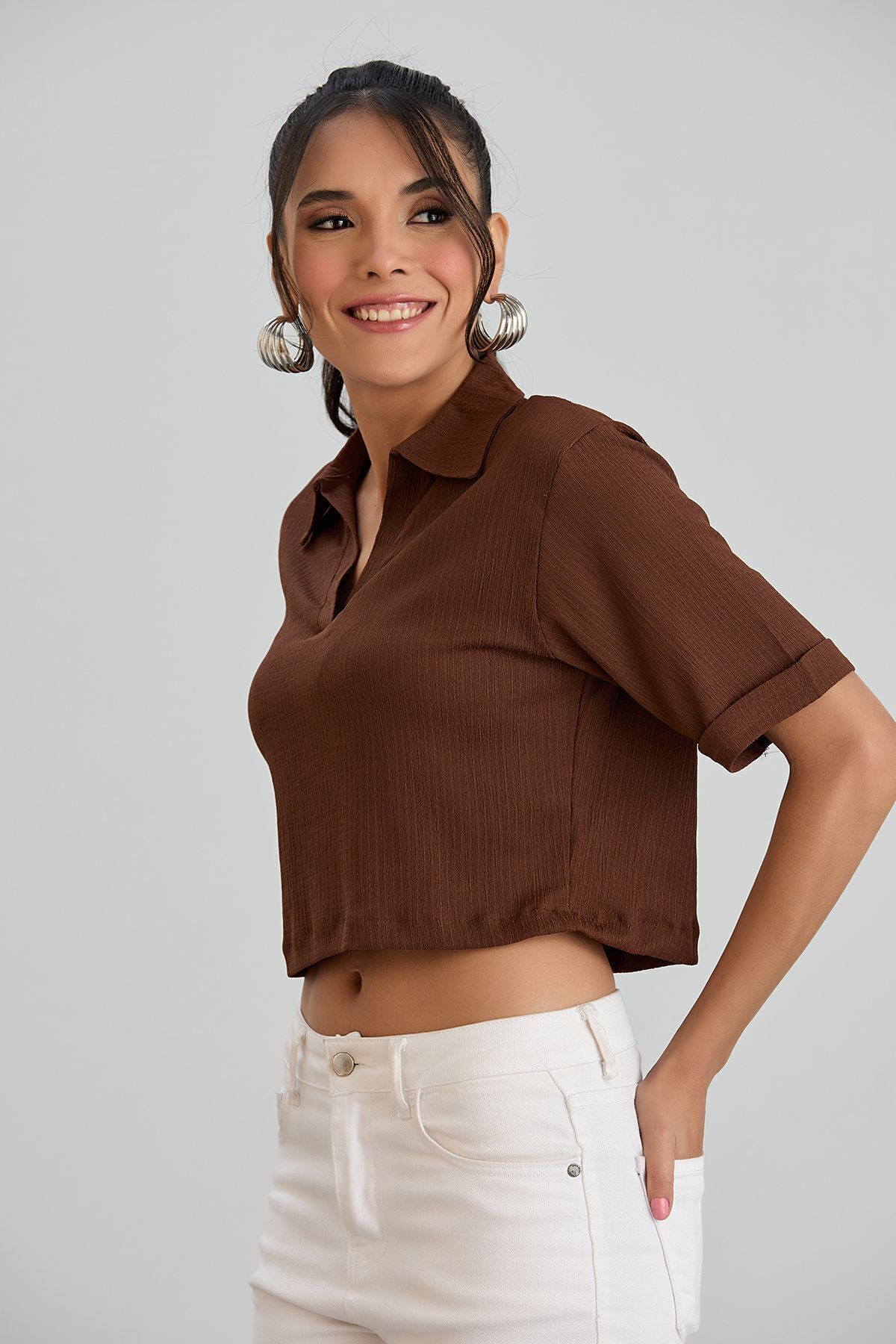 Kadın Beyaz Polo Yaka Bürümcük Kumaş Kısa Kollu Tişört - kahve