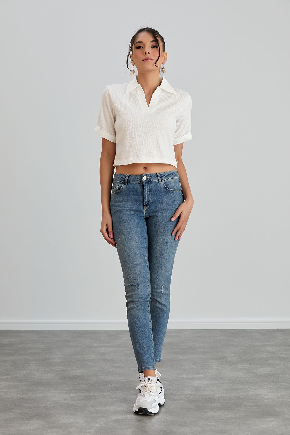 Kadın Beyaz Polo Yaka Bürümcük Kumaş Kısa Kollu Tişört - beyaz