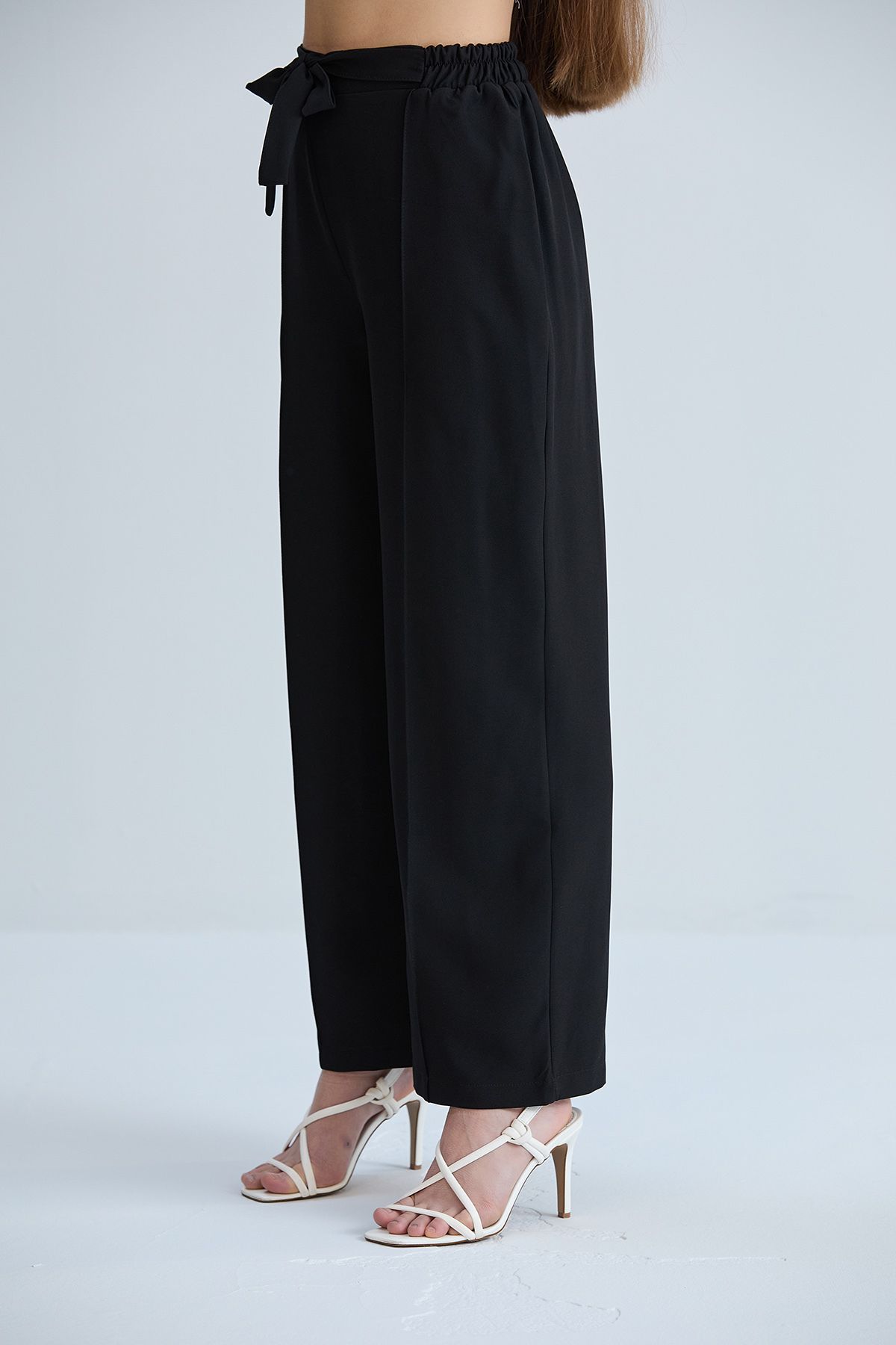 Kadın Beyaz Önü Bağcıklı Beli Lastikli Kumaş Pantolon - siyah