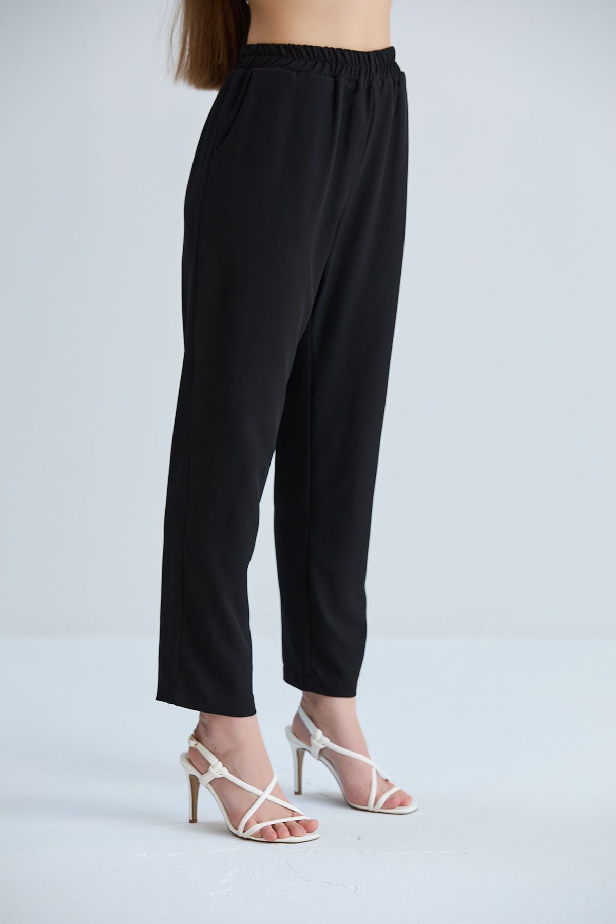 Kadın Beyaz Cepli Beli Lastikli Kumaş Pantolon