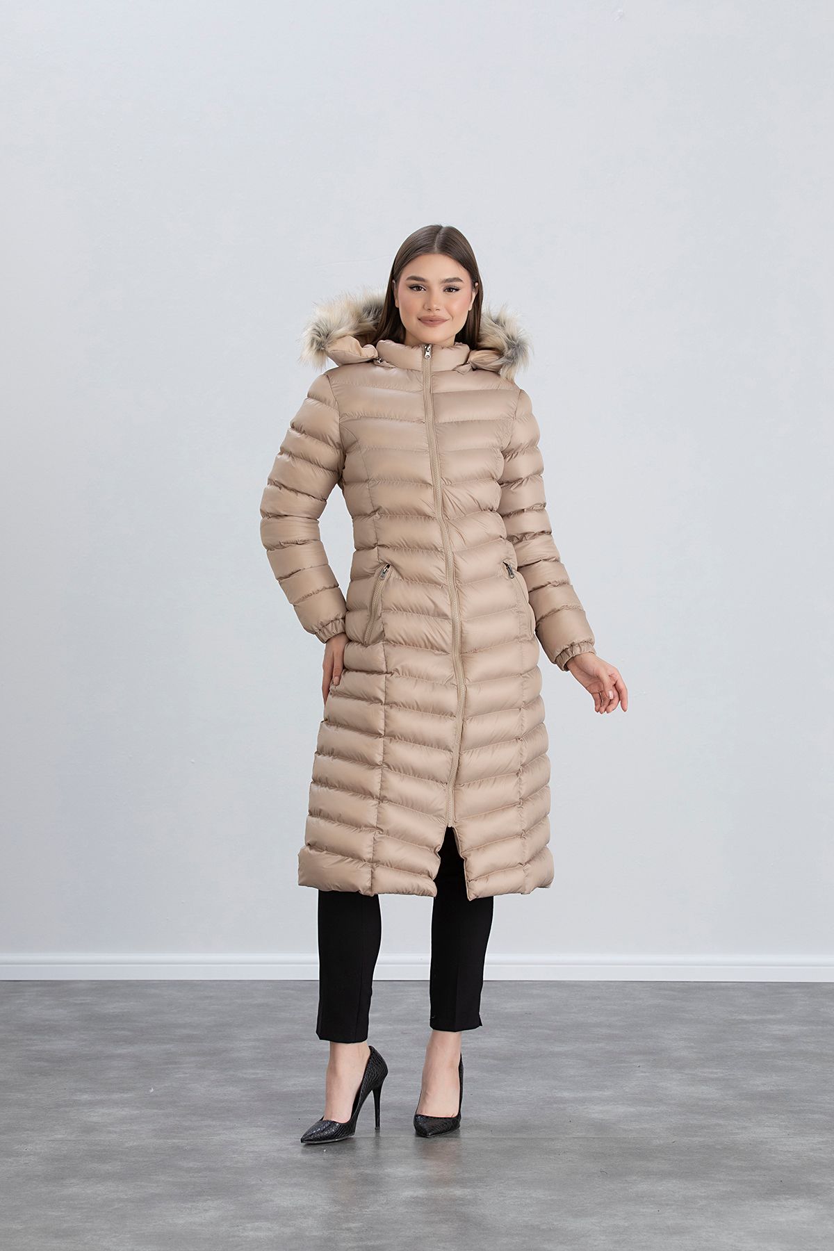 Kadın Füme Uzun Şişme Mont Kapşonlu Kürklü - krem