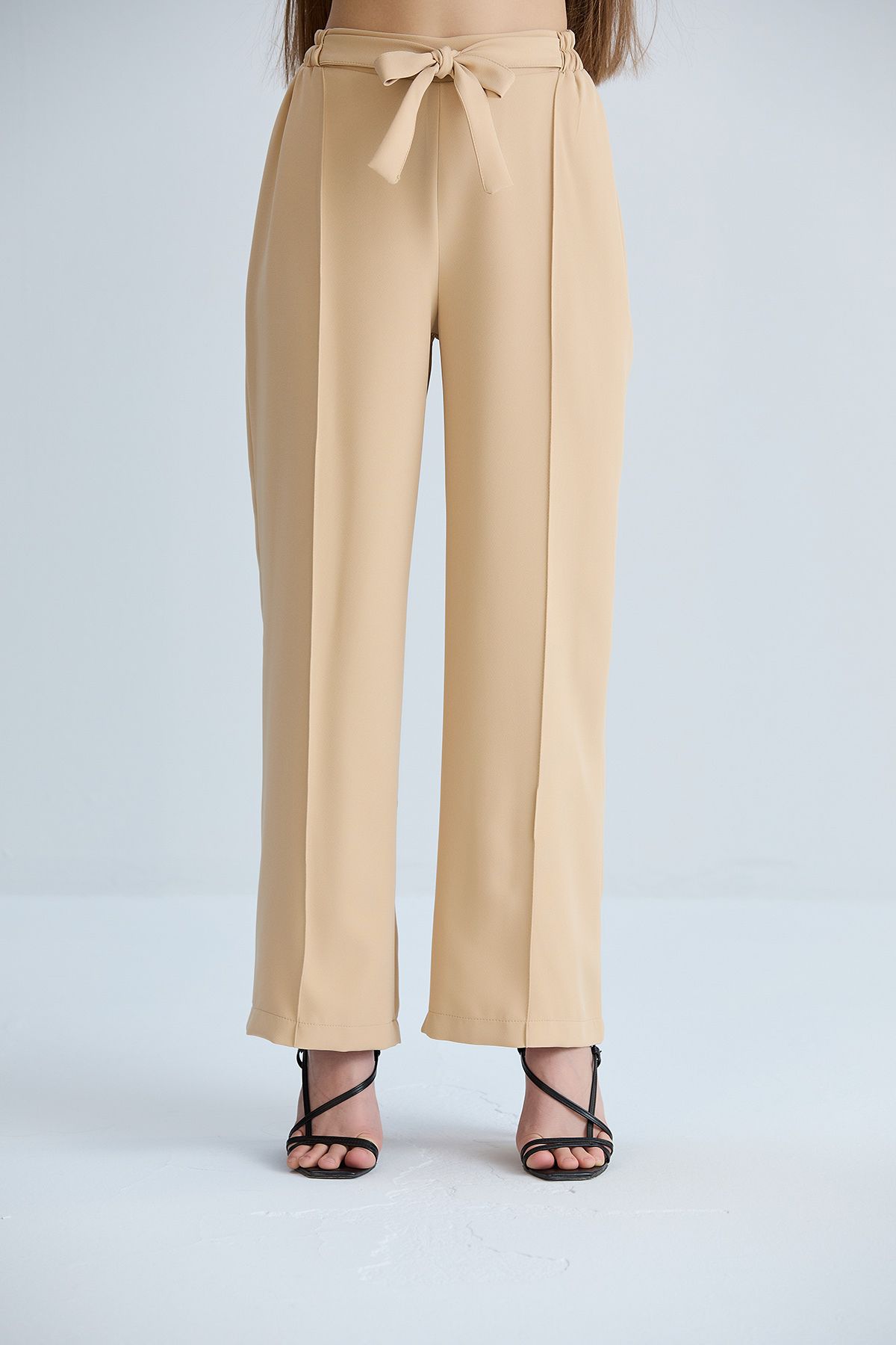Kadın Beyaz Önü Bağcıklı Beli Lastikli Kumaş Pantolon - krem