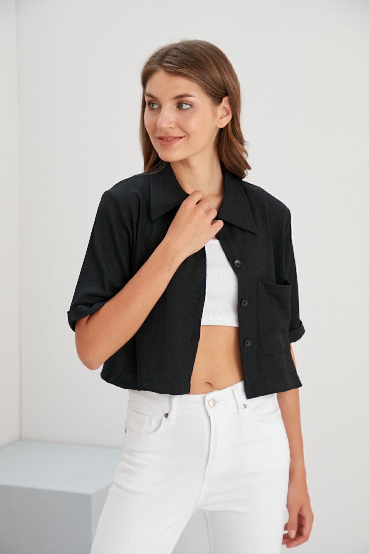 Kadın Beyaz Crop Bürümcük Kumaş Düğmeli Cepli Gömlek - siyah