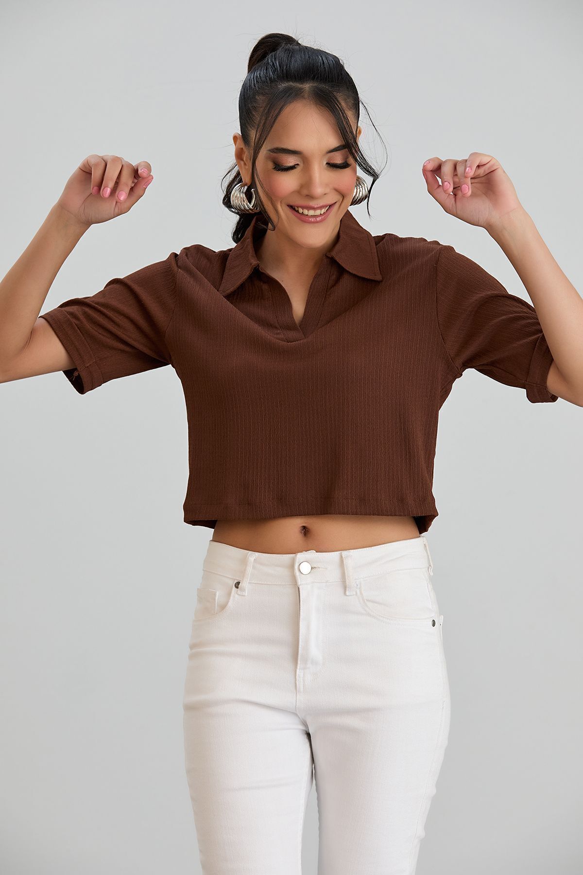 Kadın Beyaz Polo Yaka Bürümcük Kumaş Kısa Kollu Tişört - kahve