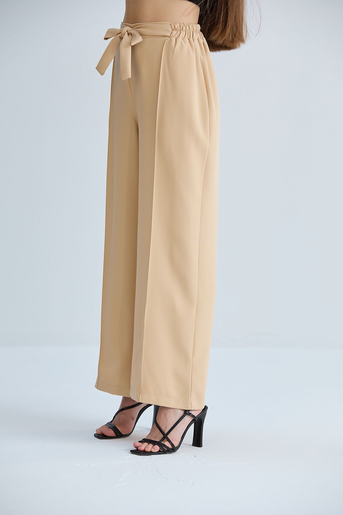 Kadın Beyaz Önü Bağcıklı Beli Lastikli Kumaş Pantolon - krem