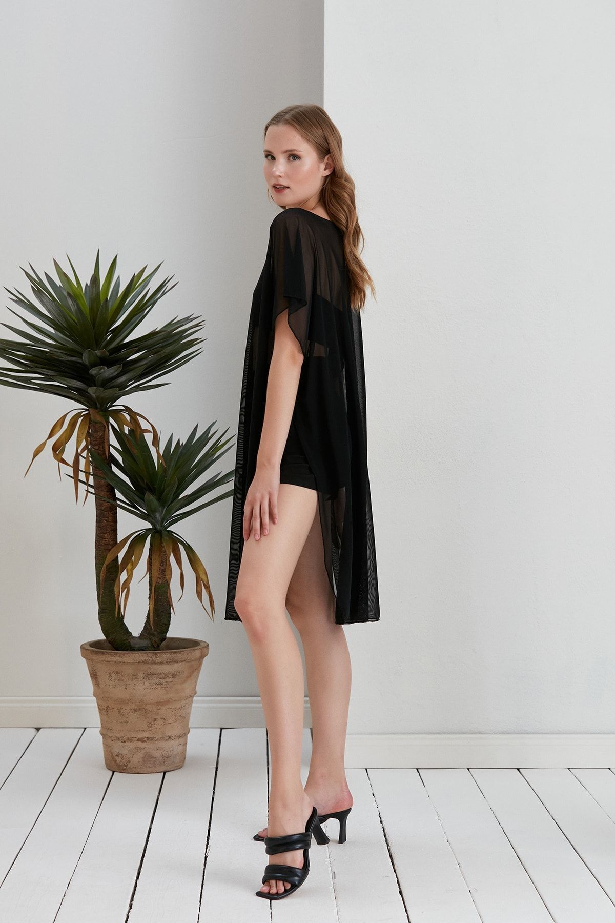 Uzun Beyaz Transparan Tül Deniz Çıkışı Pareo - siyah