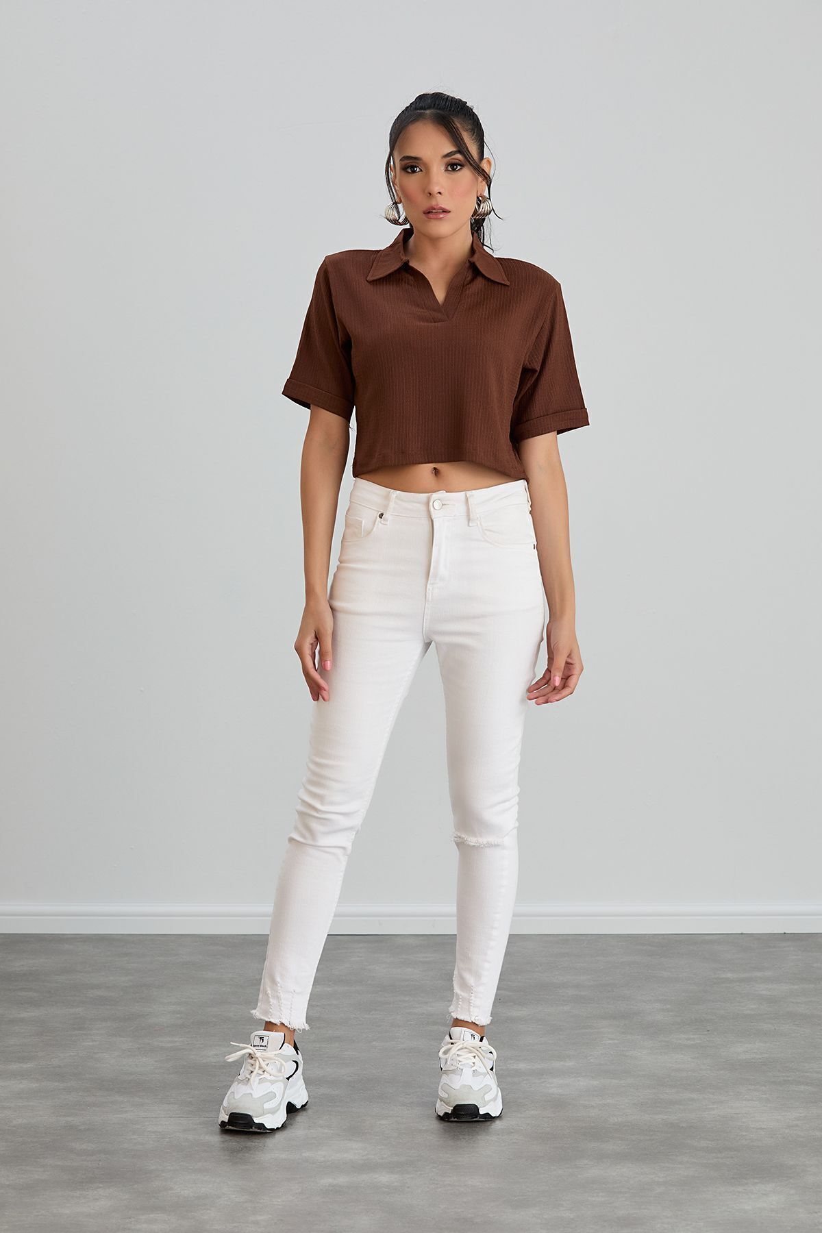 Kadın Beyaz Polo Yaka Bürümcük Kumaş Kısa Kollu Tişört - kahve