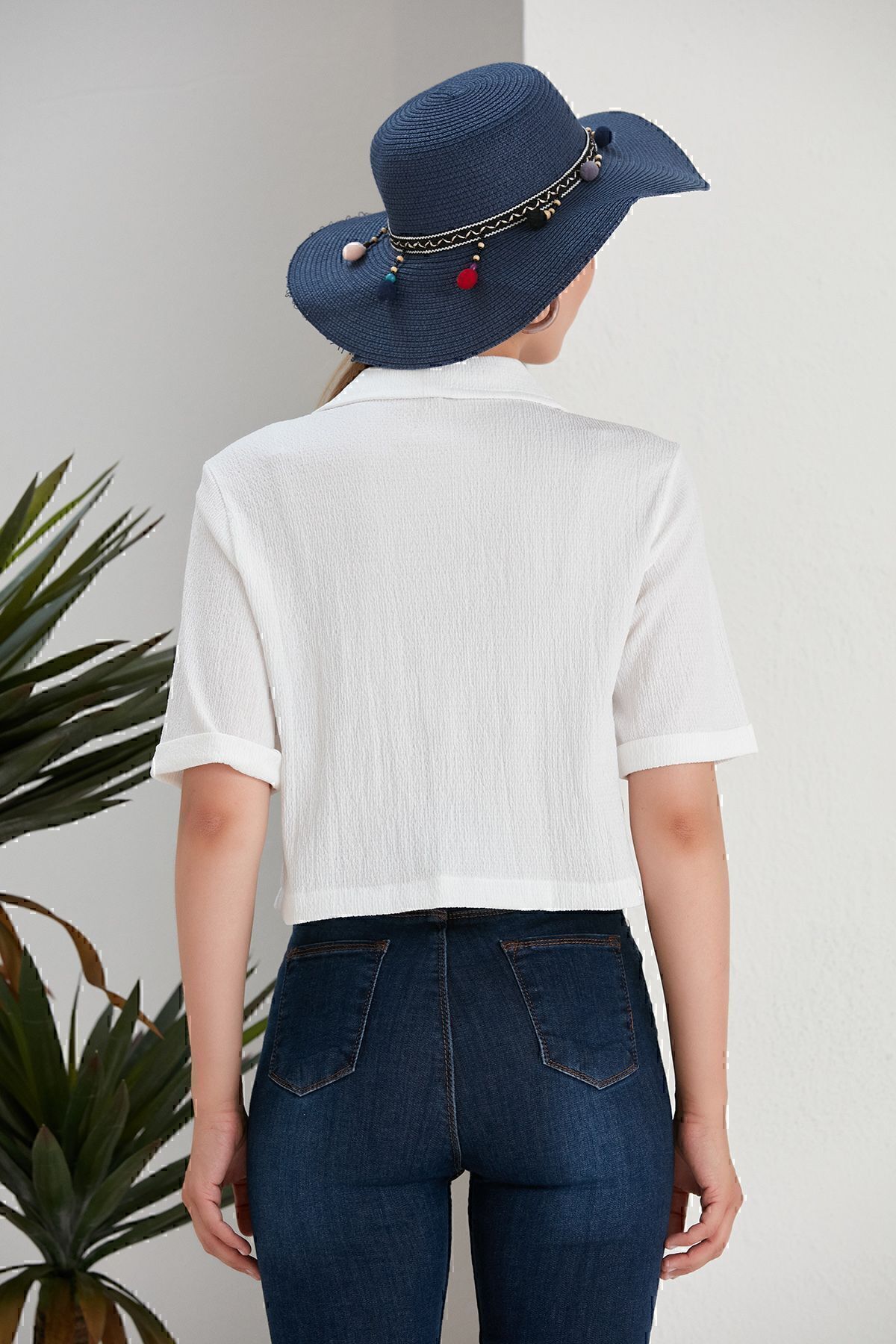 Kadın Beyaz Crop Bürümcük Kumaş Düğmeli Cepli Gömlek