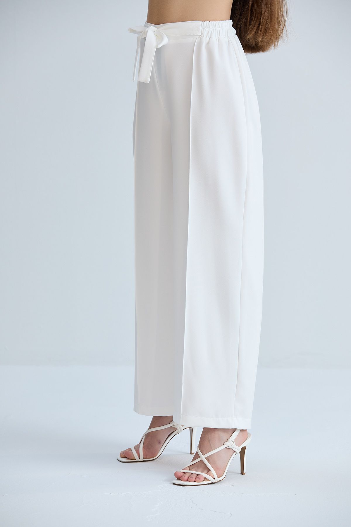 Kadın Beyaz Önü Bağcıklı Beli Lastikli Kumaş Pantolon - beyaz