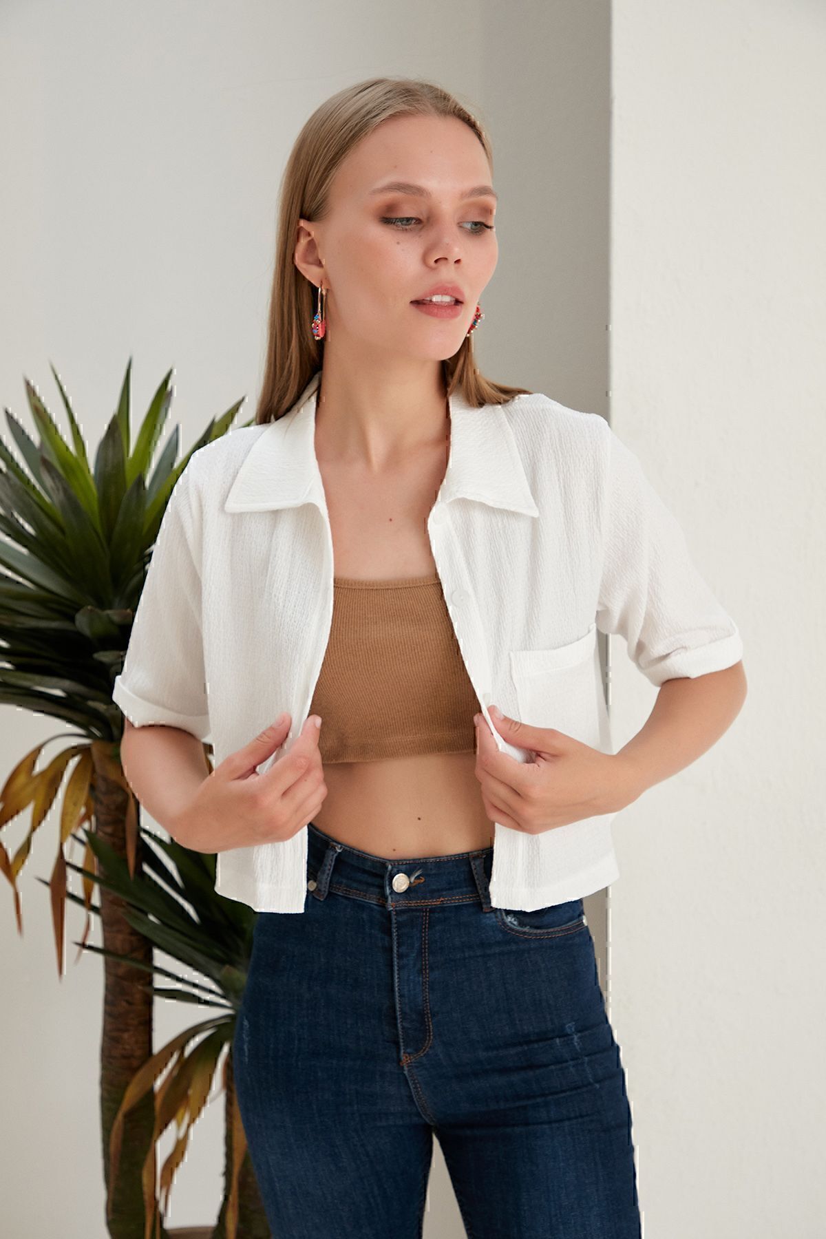 Kadın Beyaz Crop Bürümcük Kumaş Düğmeli Cepli Gömlek