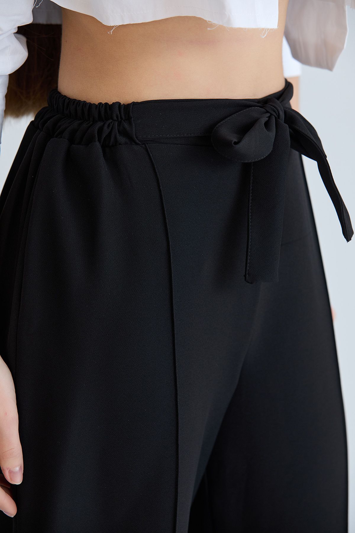 Kadın Beyaz Önü Bağcıklı Beli Lastikli Kumaş Pantolon - siyah