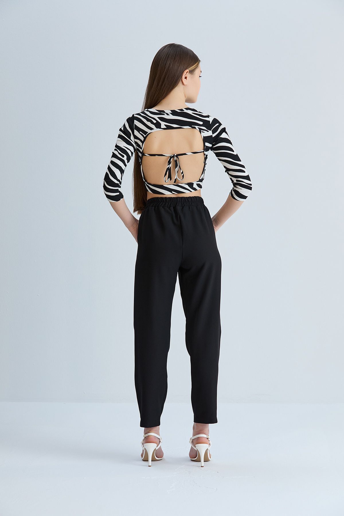 Kadın Beyaz Cepli Beli Lastikli Kumaş Pantolon