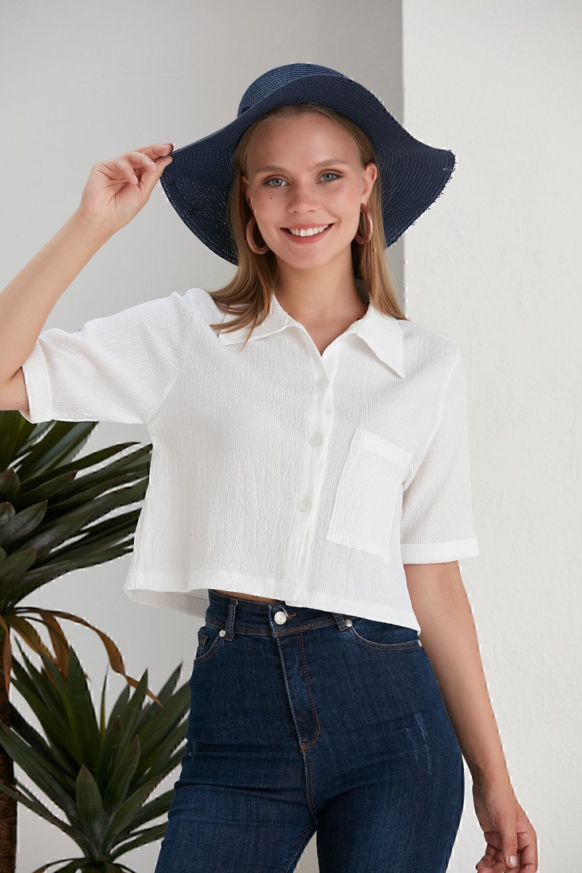 Kadın Beyaz Crop Bürümcük Kumaş Düğmeli Cepli Gömlek