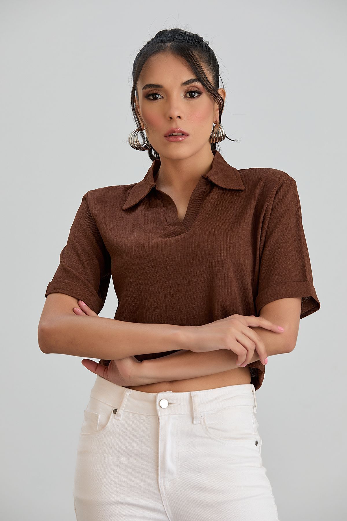 Kadın Beyaz Polo Yaka Bürümcük Kumaş Kısa Kollu Tişört - kahve