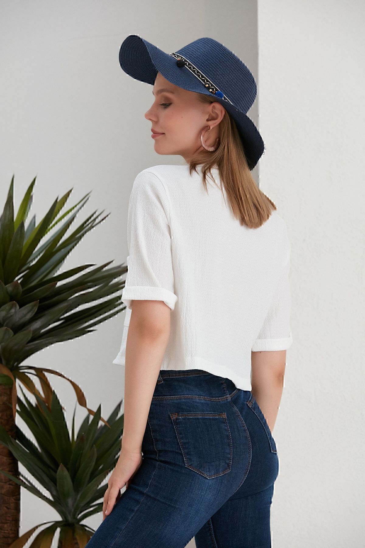 Kadın Beyaz Crop Bürümcük Kumaş Düğmeli Cepli Gömlek