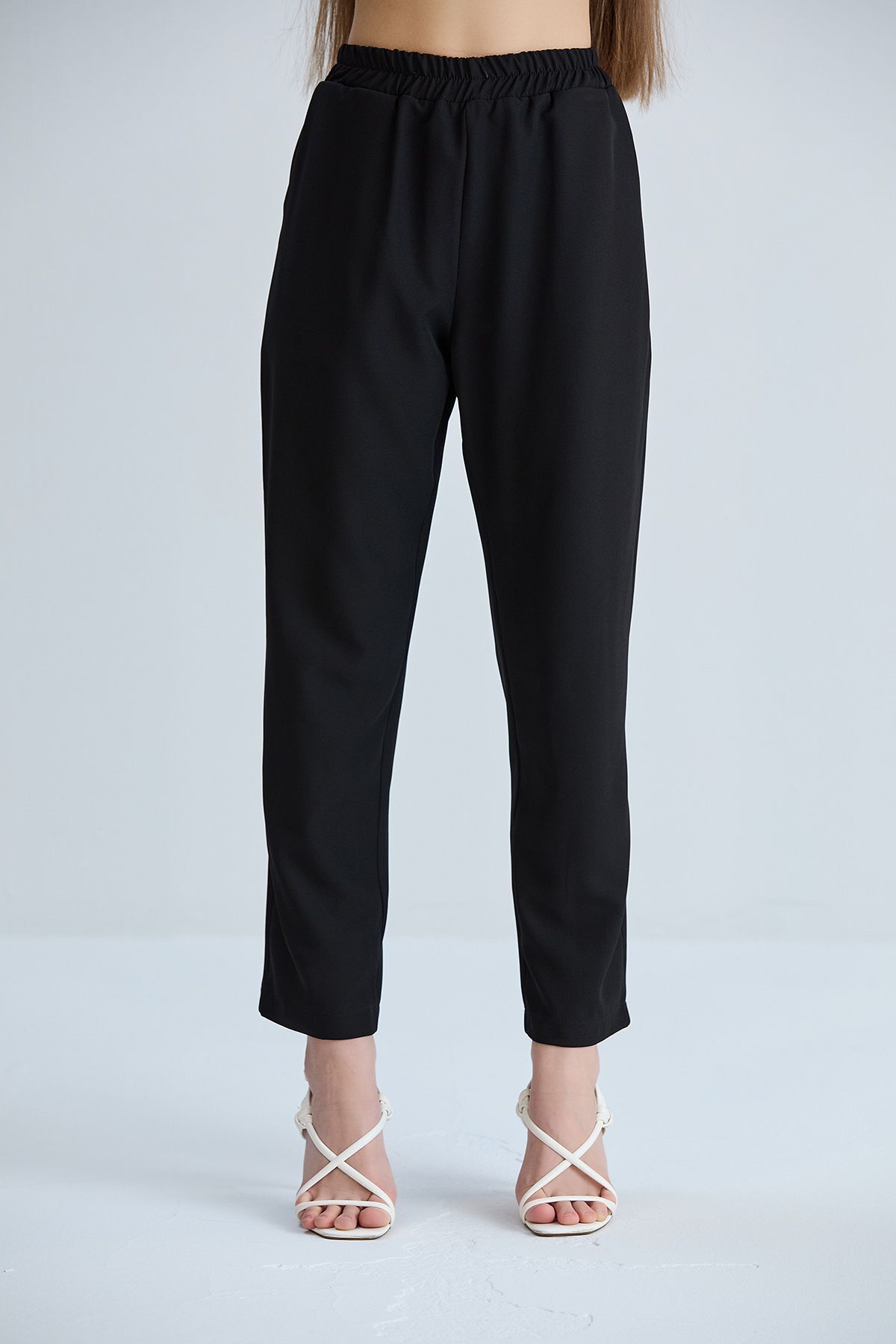 Kadın Beyaz Cepli Beli Lastikli Kumaş Pantolon