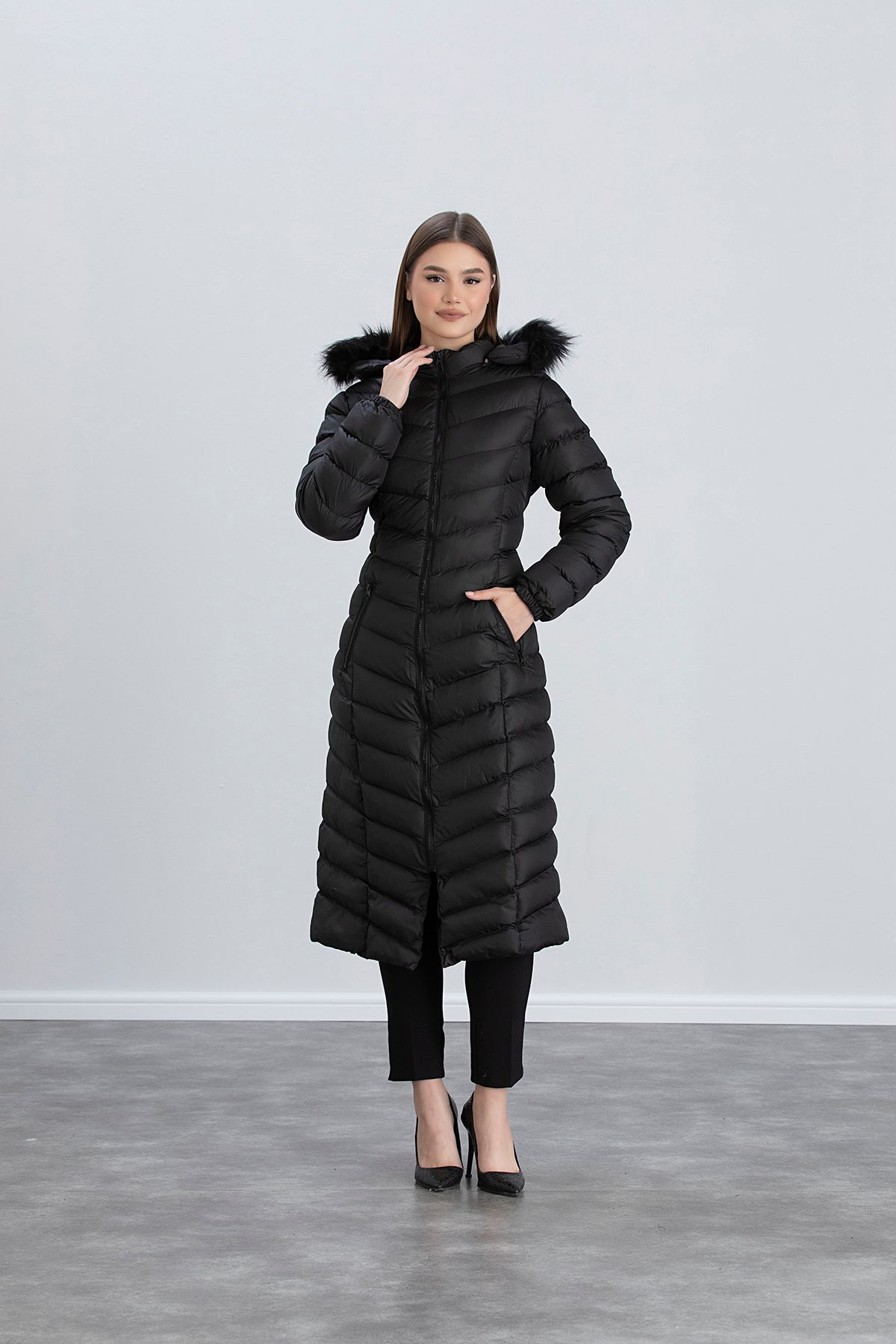 Kadın Füme Uzun Şişme Mont Kapşonlu Kürklü - siyah