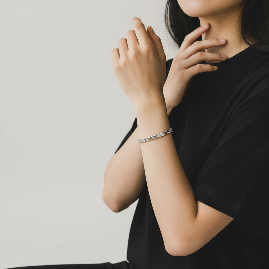 Greek Motifli Taş Detaylı Gümüş Renk Bileklik