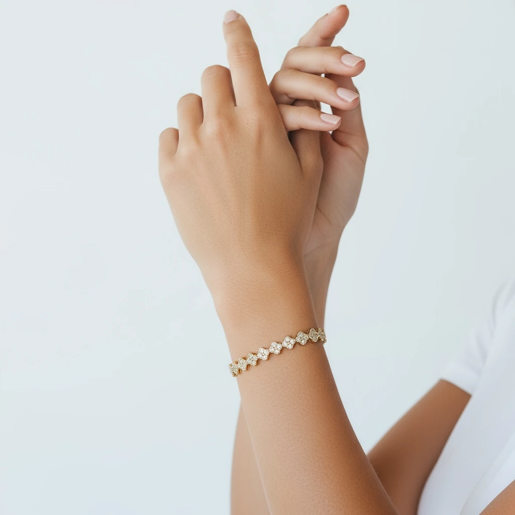 Çiçek Motifli Taş Detaylı Altın Renk Bileklik