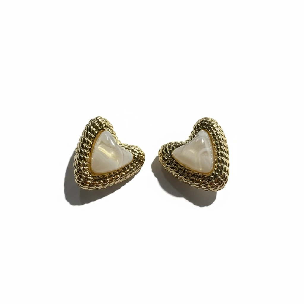 Sedef Taş Detaylı Üçgen Formlu Altın Kaplama Küpe