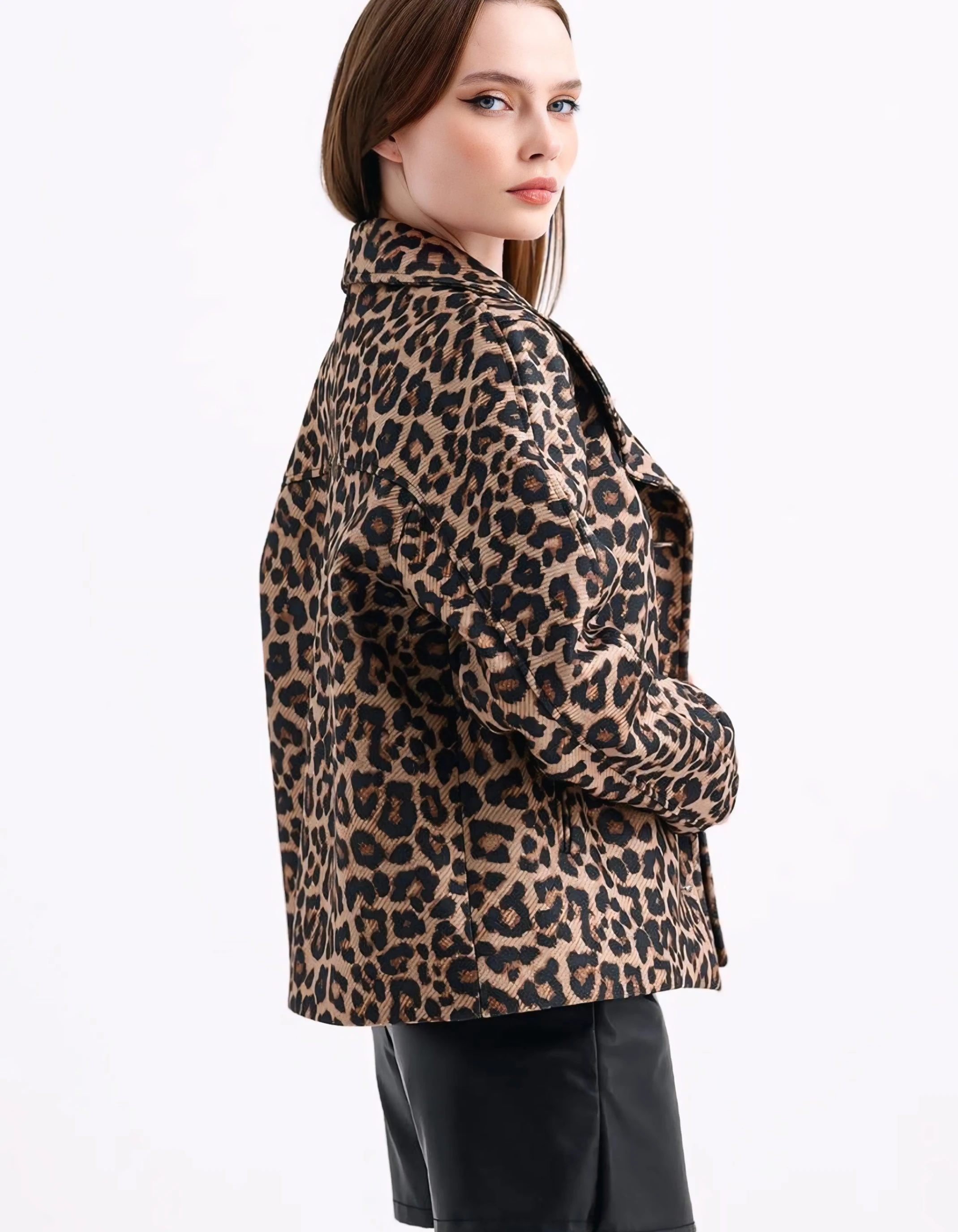 Leopar desenli kruvaze kaşe kısa kaban