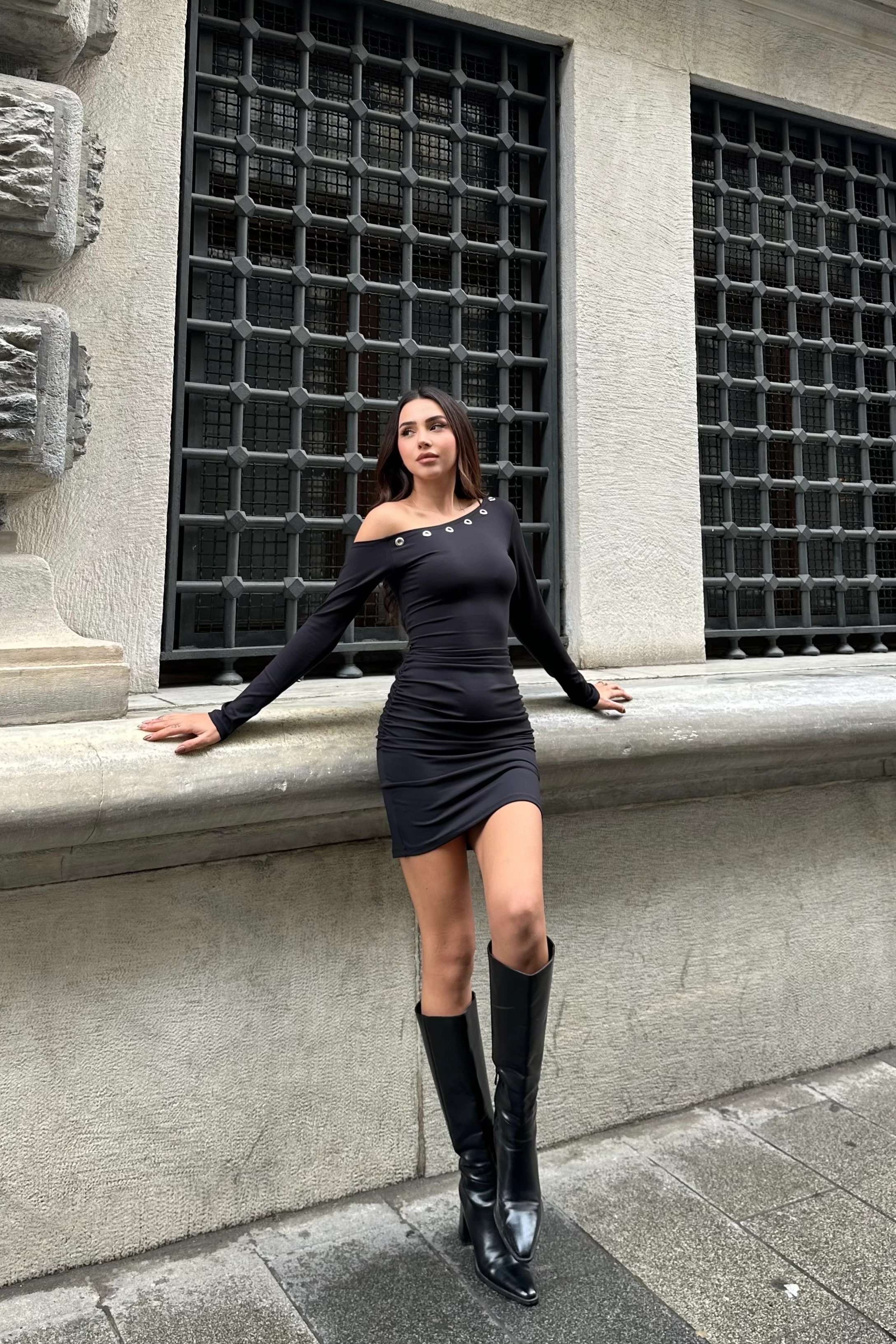 METAL HALKA DETAYLI, YANDAN BÜZGÜLÜ ASİMETRİK ELBİSE