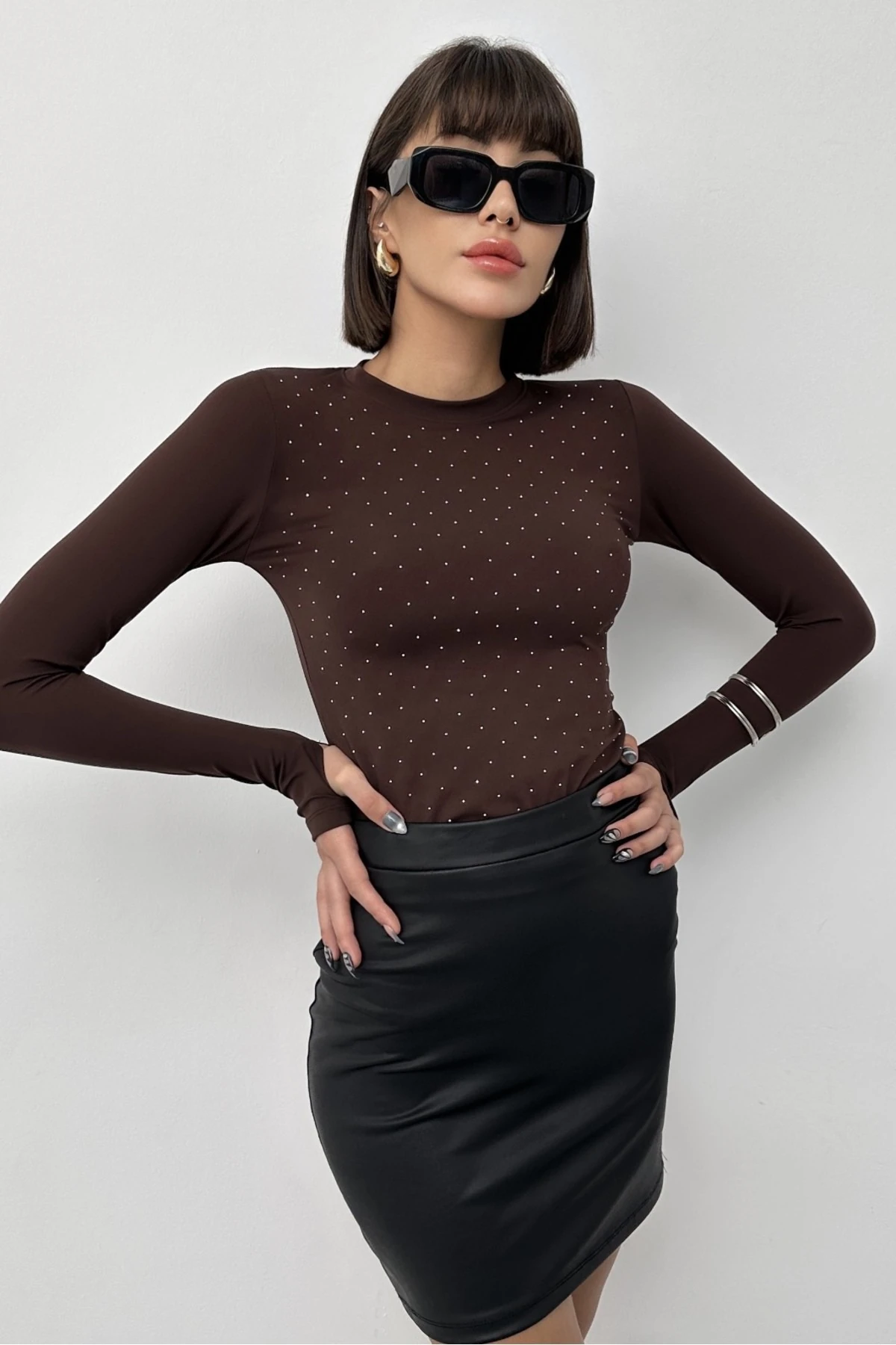 LOVE IT TAŞ DETAYLI PARMAK GEÇİRMELİ MODAL BLUZ