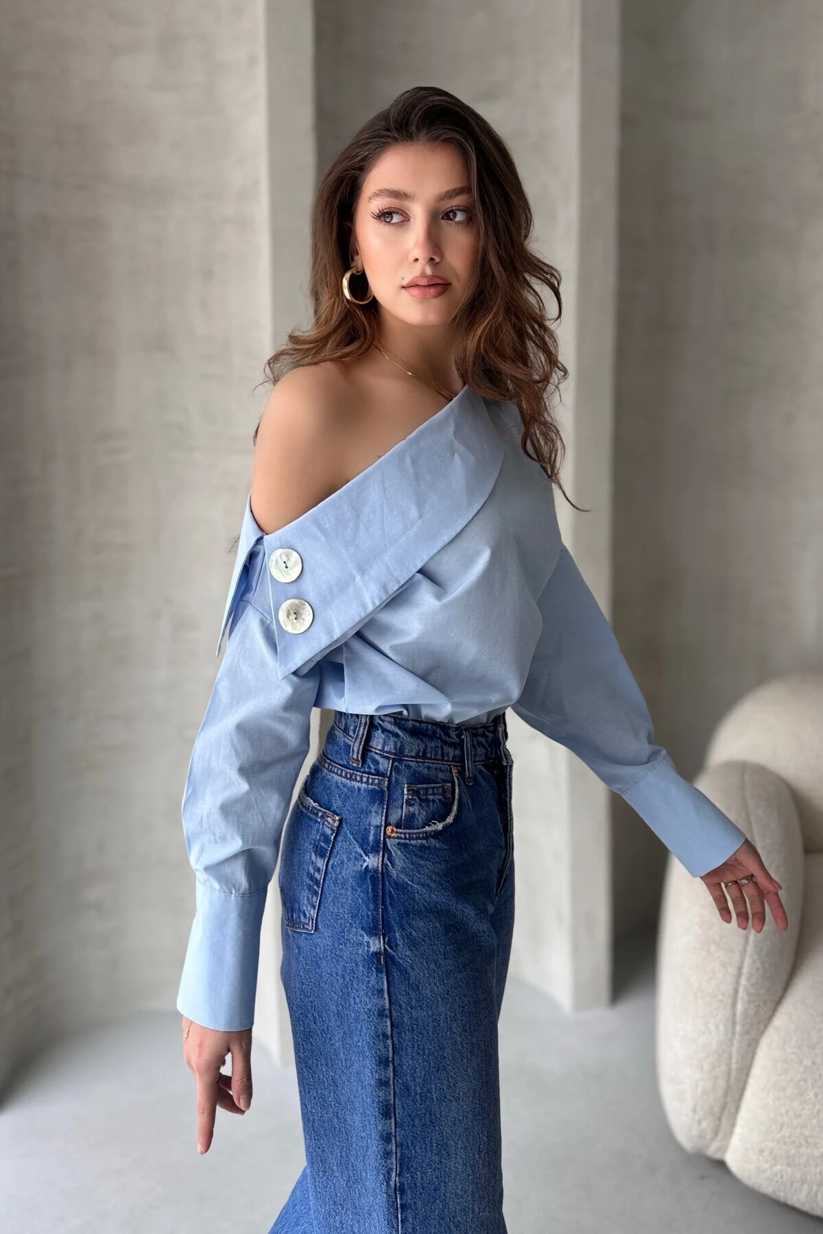 SEDEF DÜĞME DETAYLI ÇAPRAZ YAKALI TASARIM GÖMLEK