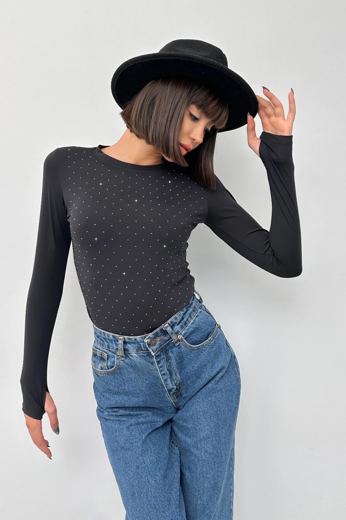 LOVE IT TAŞ DETAYLI PARMAK GEÇİRMELİ MODAL BLUZ - si̇yah