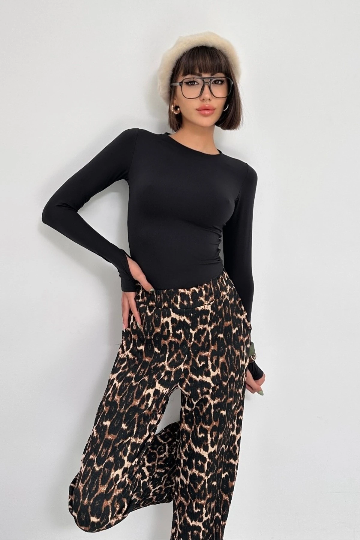 MODAL KUMAŞ PARMAK GEÇİRMELİ UZUN KOL BODY, LEOPAR DESENLİ BÜRÜMCÜK PALAZZO PANTOLON TAKIM