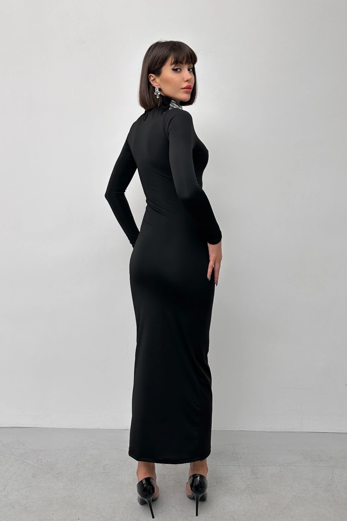 VİCTORİA UZUN KOL DİK YAKA BOĞAZI TAŞ DETAYLI DALGIÇ KUMAŞ ELBİSE