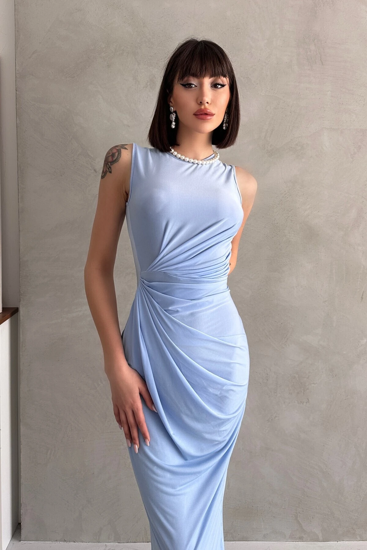 BİSİKLET YAKA KOLSUZ DRAPELİ SANDY ELBİSE