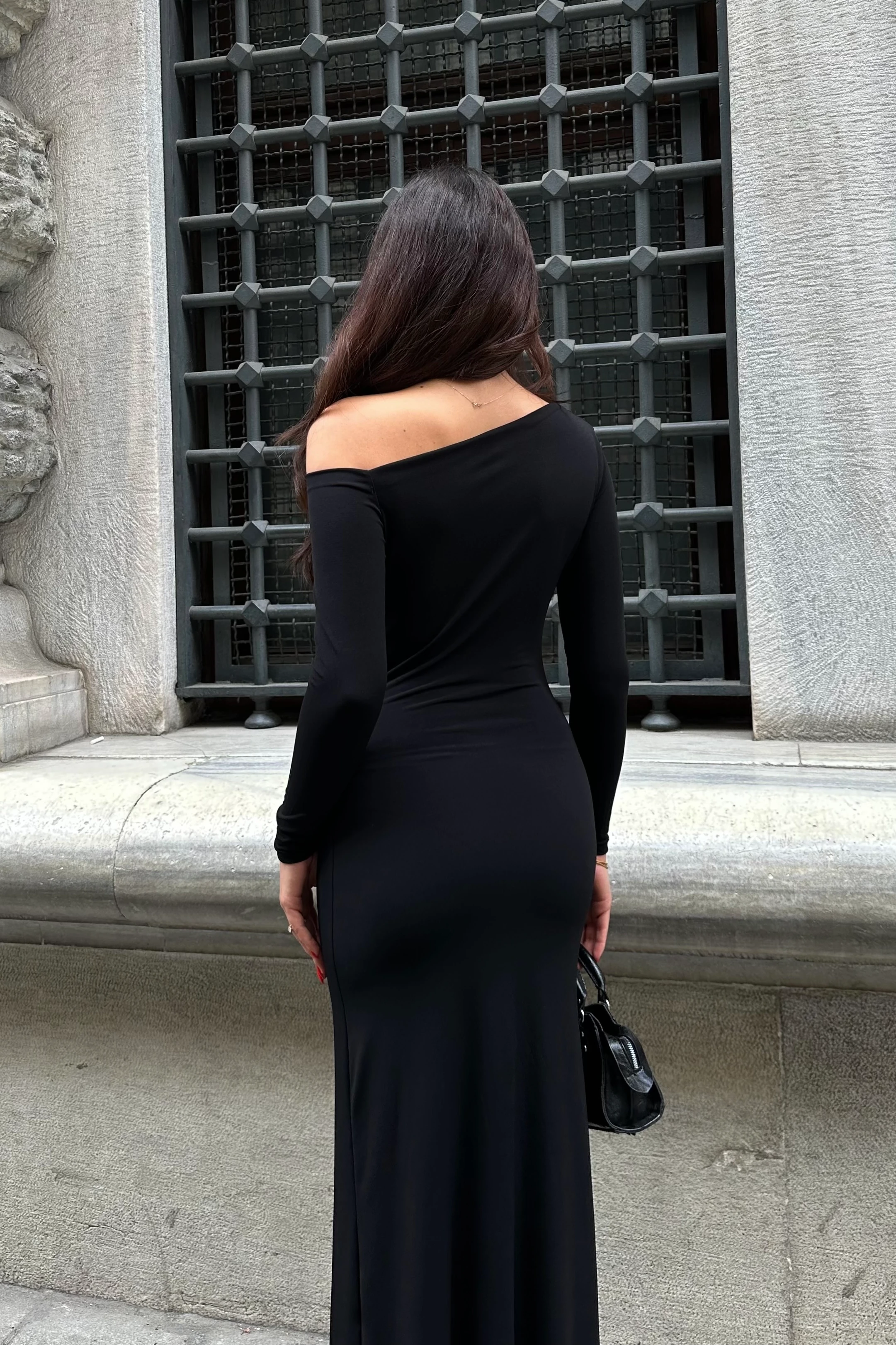 AKSESUAR DETAYLI KAYIK YAKA DAMLA KOL SANDY ELBİSE