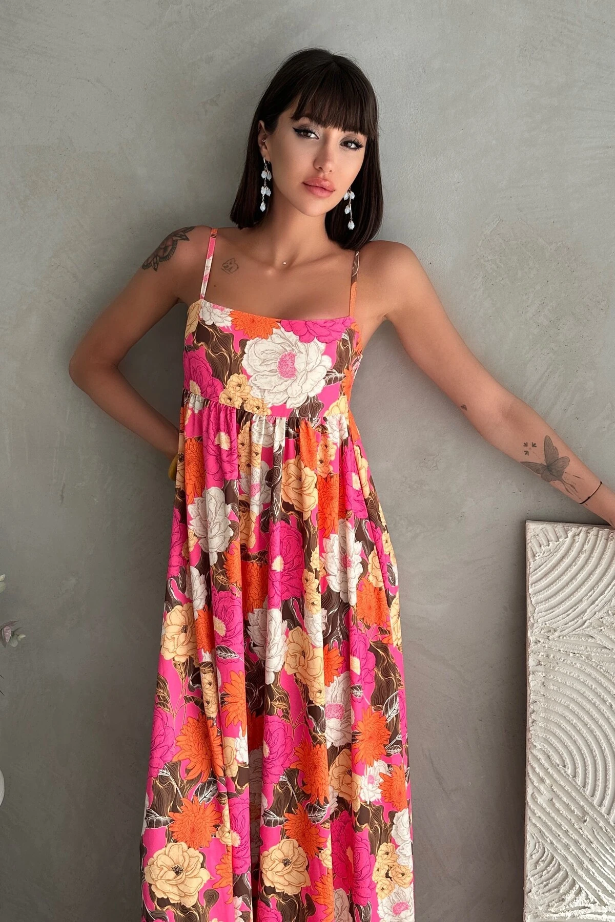 DRAPELİ ASKILI ÇİÇEK DESENLİ UZUN ELBİSE