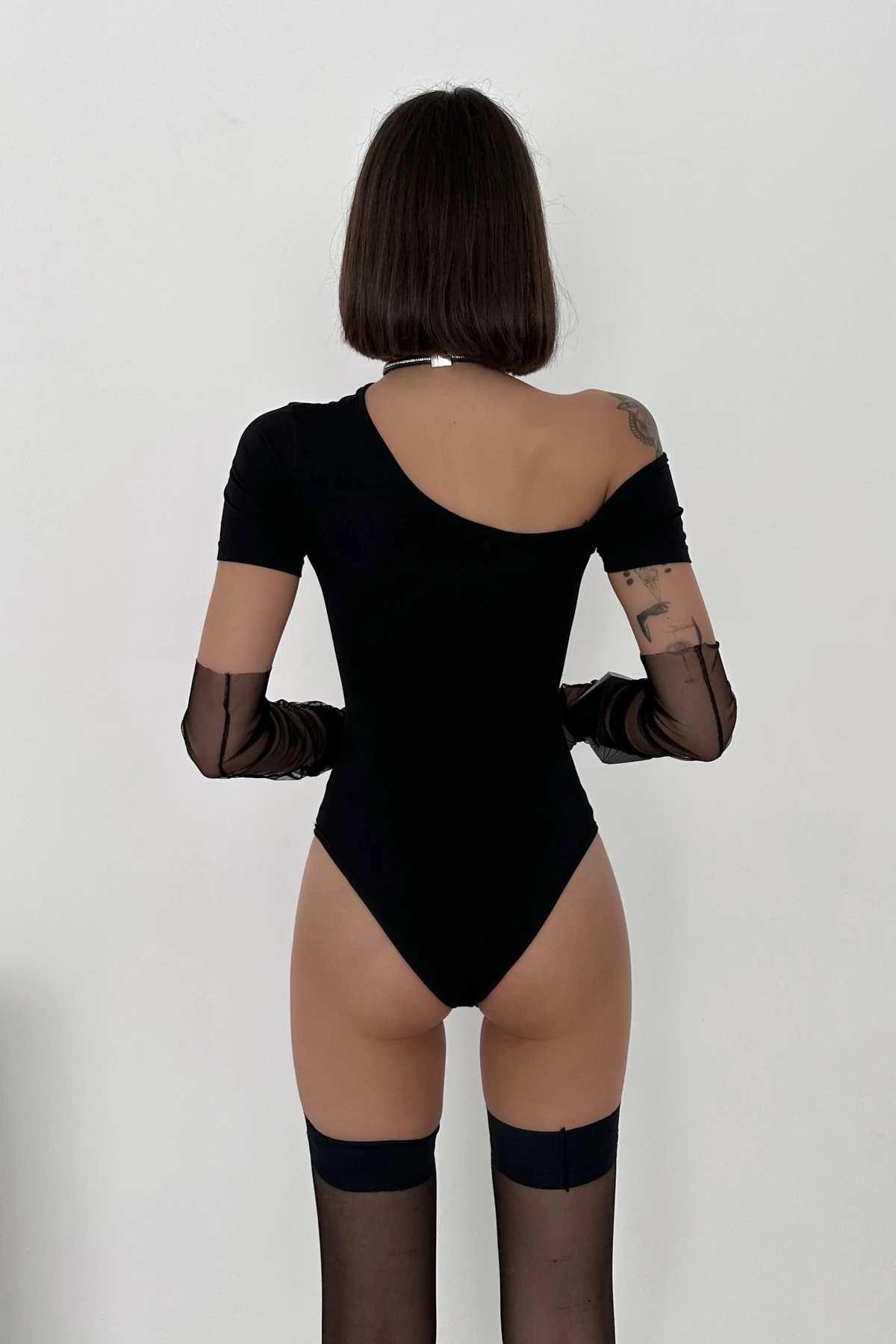 TEK OMUZ KAYIK YAKA GÖĞÜS ve GÖBEK DEKOLTELİ SANDY ÇITÇITLI BODY