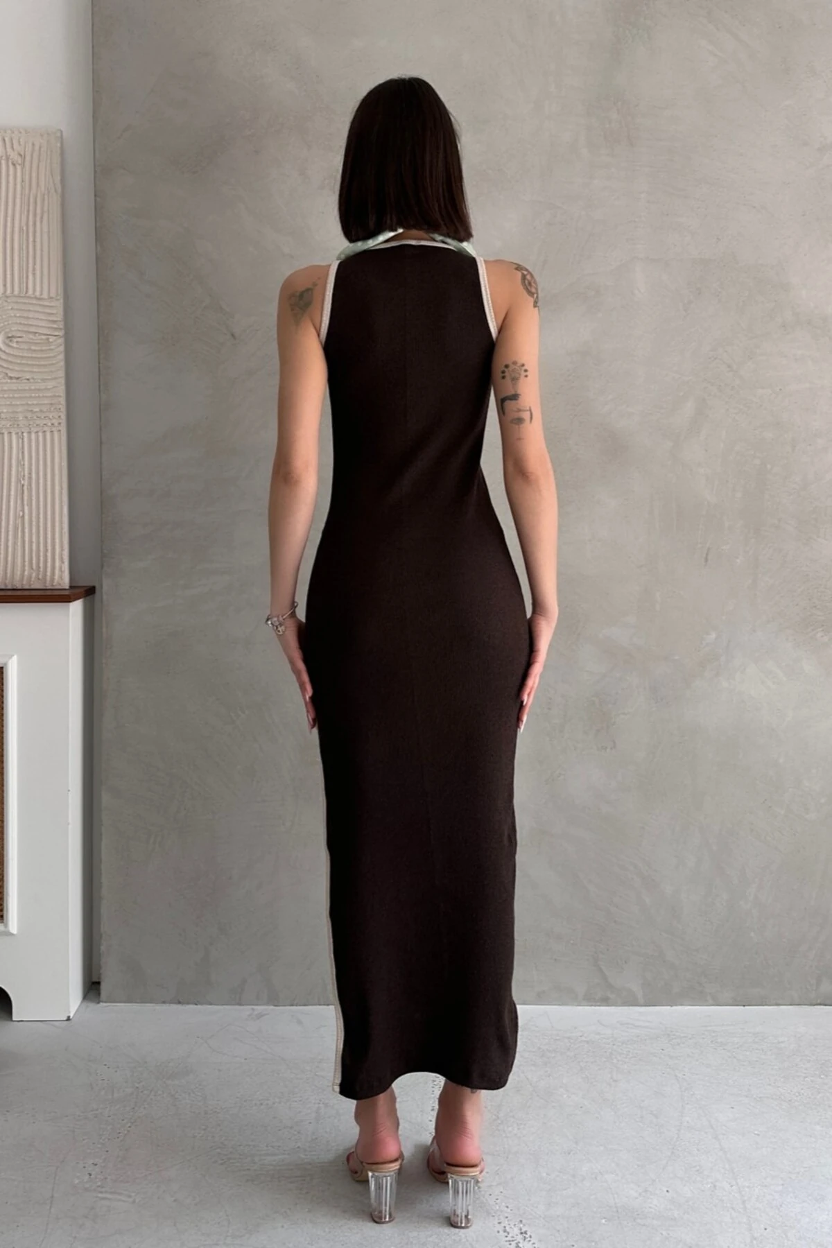 ZIT BİYE DETAYLI YIRTMAÇLI UZUN ELBİSE