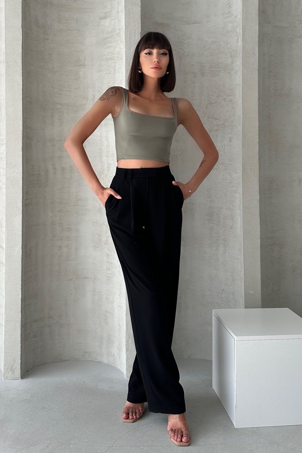 MODAL KUMAŞ KARE YAKA KALIN ASKILI SIRTI DEKOLTE CROP BODY