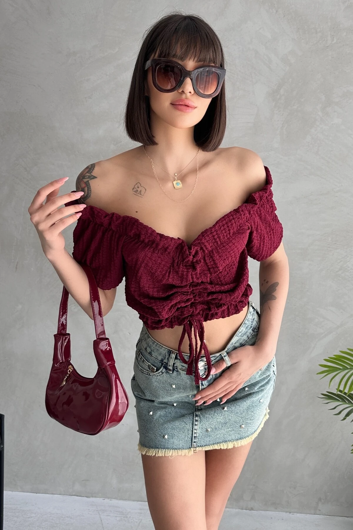 MADONNA YAKA GOFRE KUMAŞ ÖNDEN BÜZGÜLÜ BLUZ - bordo