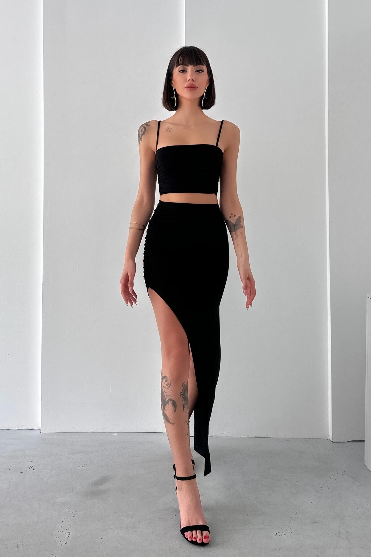 ASKILI CROP , YIRTMAÇLI ETEK SANDY DRAPELİ TAKIM