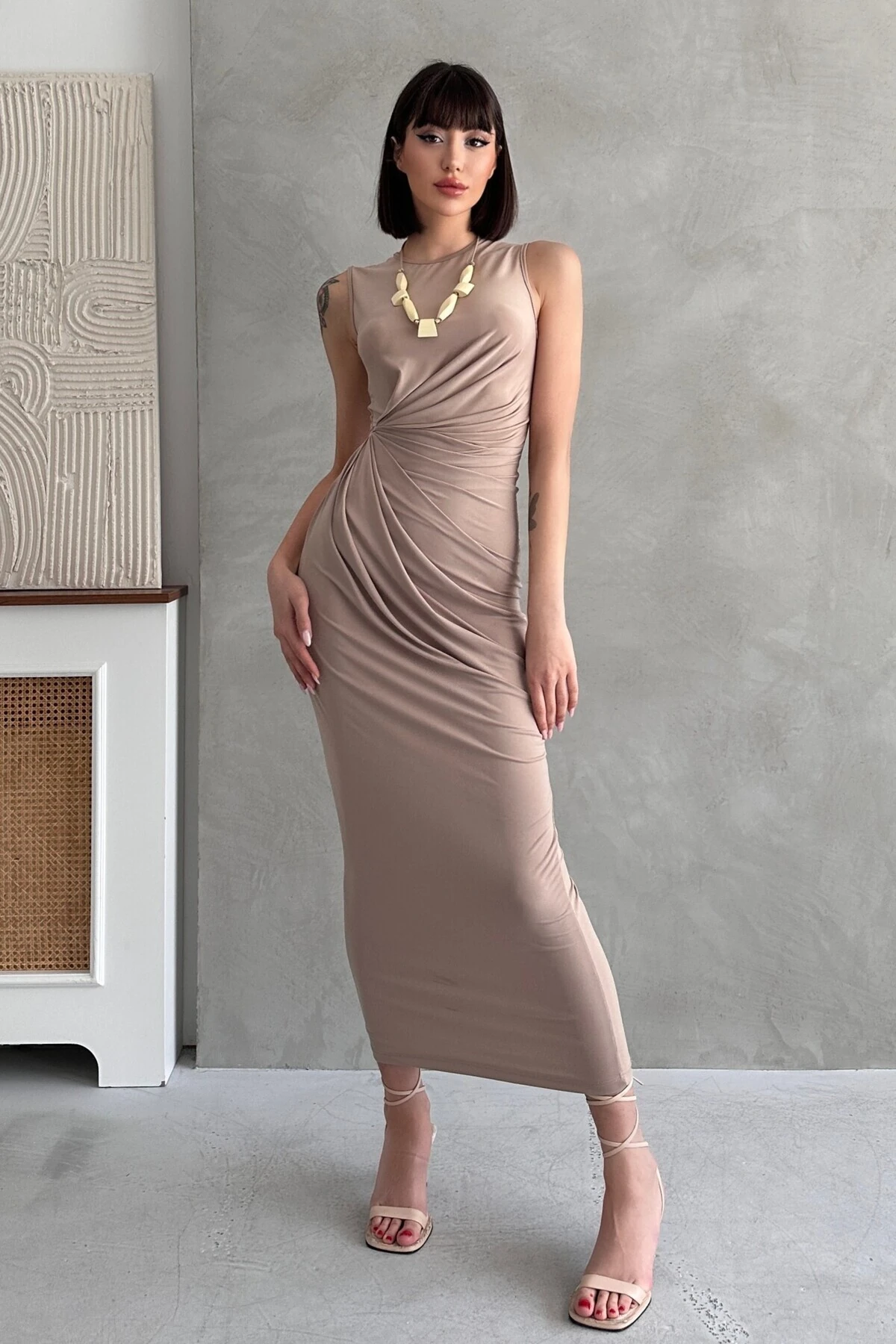 BİSİKLET YAKA KOLSUZ DRAPELİ SANDY ELBİSE - bej